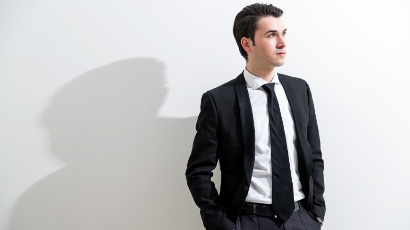 Andrey de Oliveira Pontes explica o que é CDI e como ele influencia seus rendimentos, destacando seu impacto direto na rentabilidade dos principais investimentos.