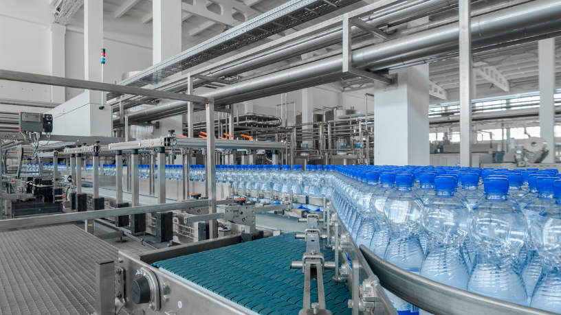 Em ambientes produtivos do setor plástico, o controle de contaminação é essencial para garantir qualidade e segurança, tema analisado por Elias Assum Sabbag Junior no texto.