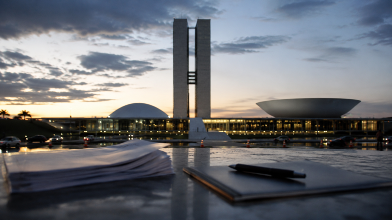 Nova pesquisa eleitoral acirra disputa para 2026 e movimenta estratégias de governo e oposição em Brasília