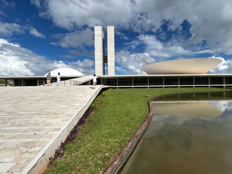 Vista do Congresso Nacional do Brasil sob um céu claro.