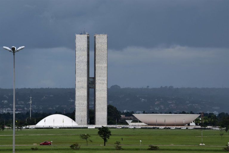 O que muda na Câmara a partir de 2027 com a nova composição eleita Vista externa do Congresso Nacional, em Brasília, com suas cúpulas e edifícios modernistas.